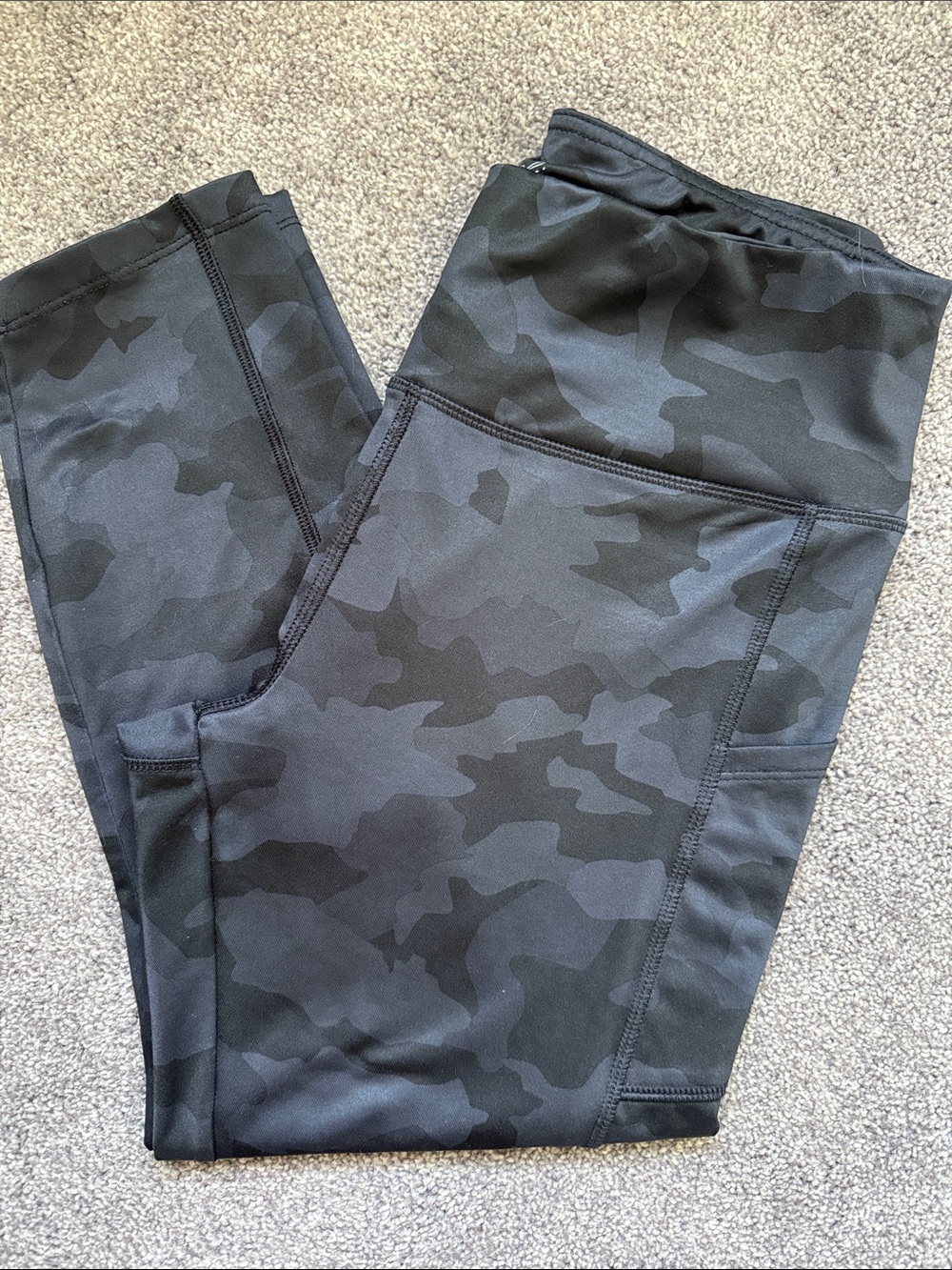 Cali High-Waist Black Camo Performance Leggings with Side Pockets